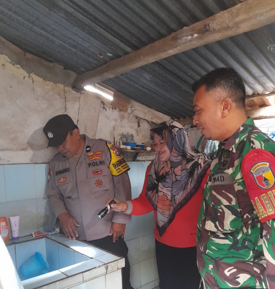 Bhabinkamtibmas Sambirejo Asistensi Giat PSN di Desa Binaannya