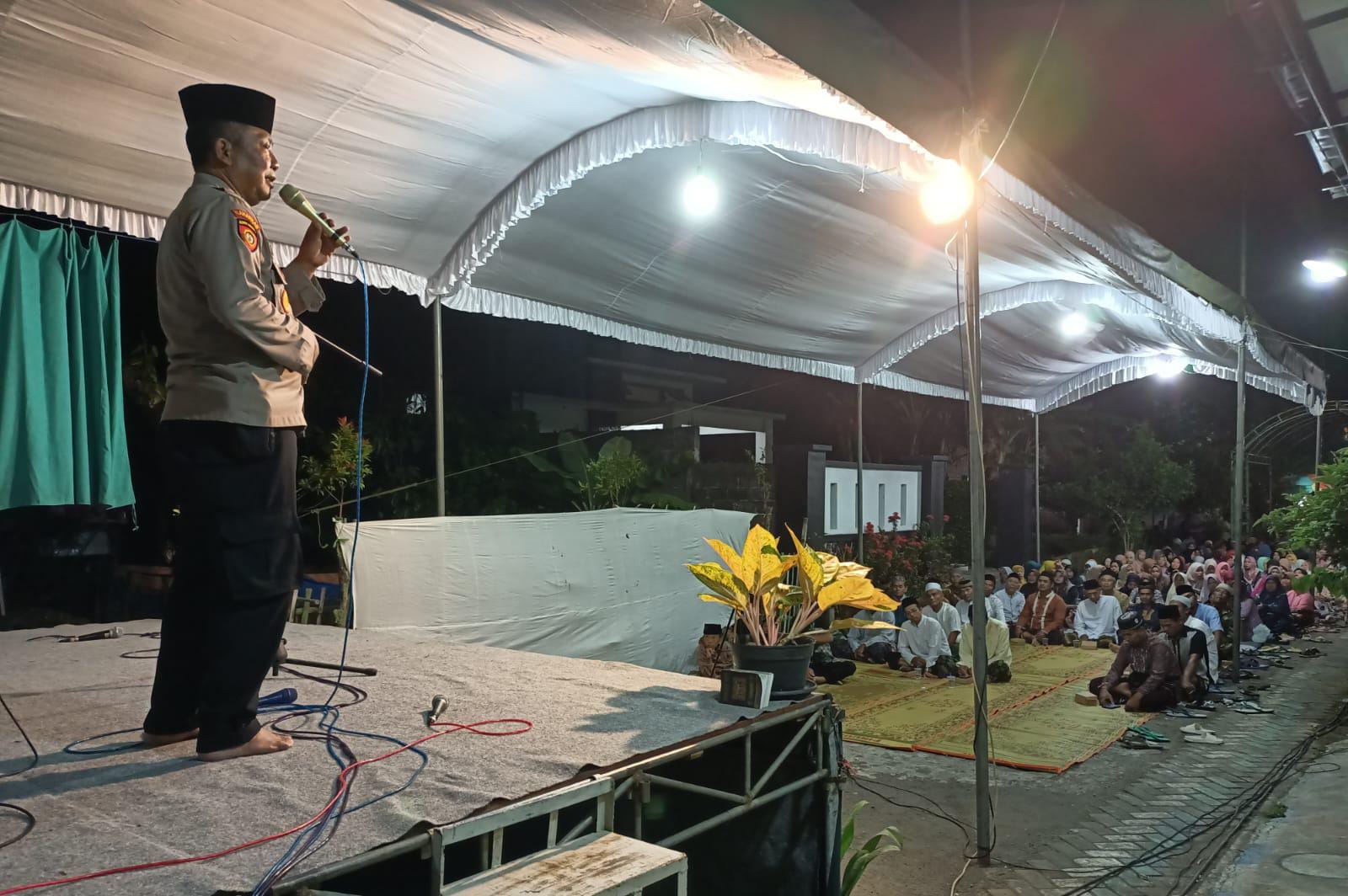 Kapolsek Nganjuk Kota Hadiri Haflah Akhirussanah Wisuda TPQ dan Madrasah Diniyah Kelurahan Ringinanom