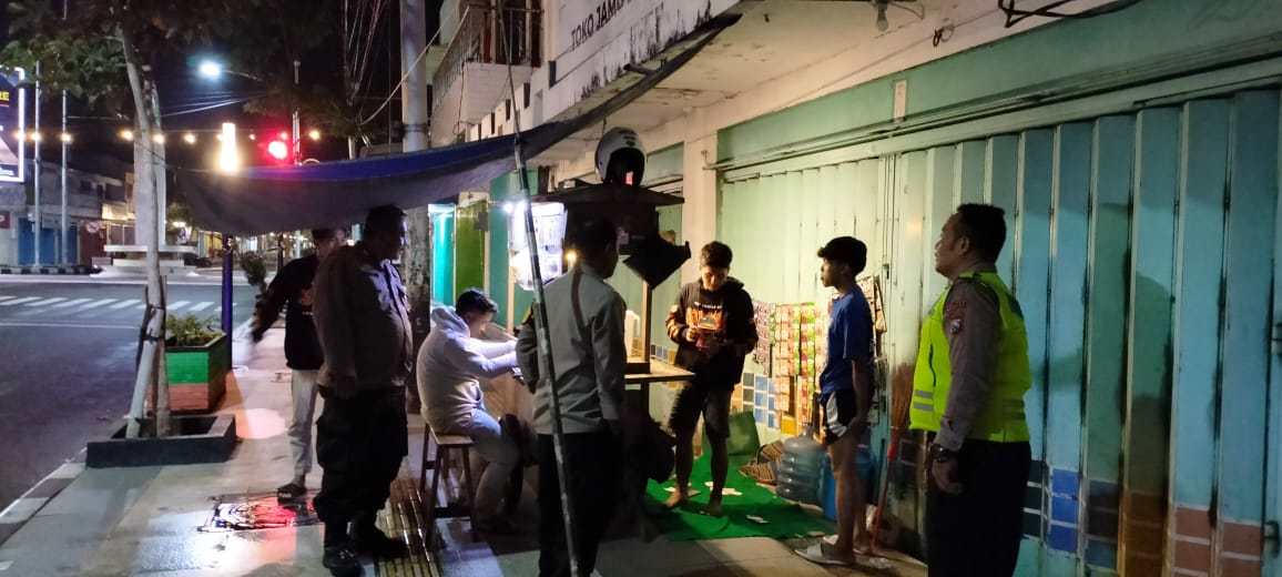 Regu Siaga Polsek Nganjuk Kota Beri Himbauan Pemuda Nongkrong untuk Jaga Kamtibmas