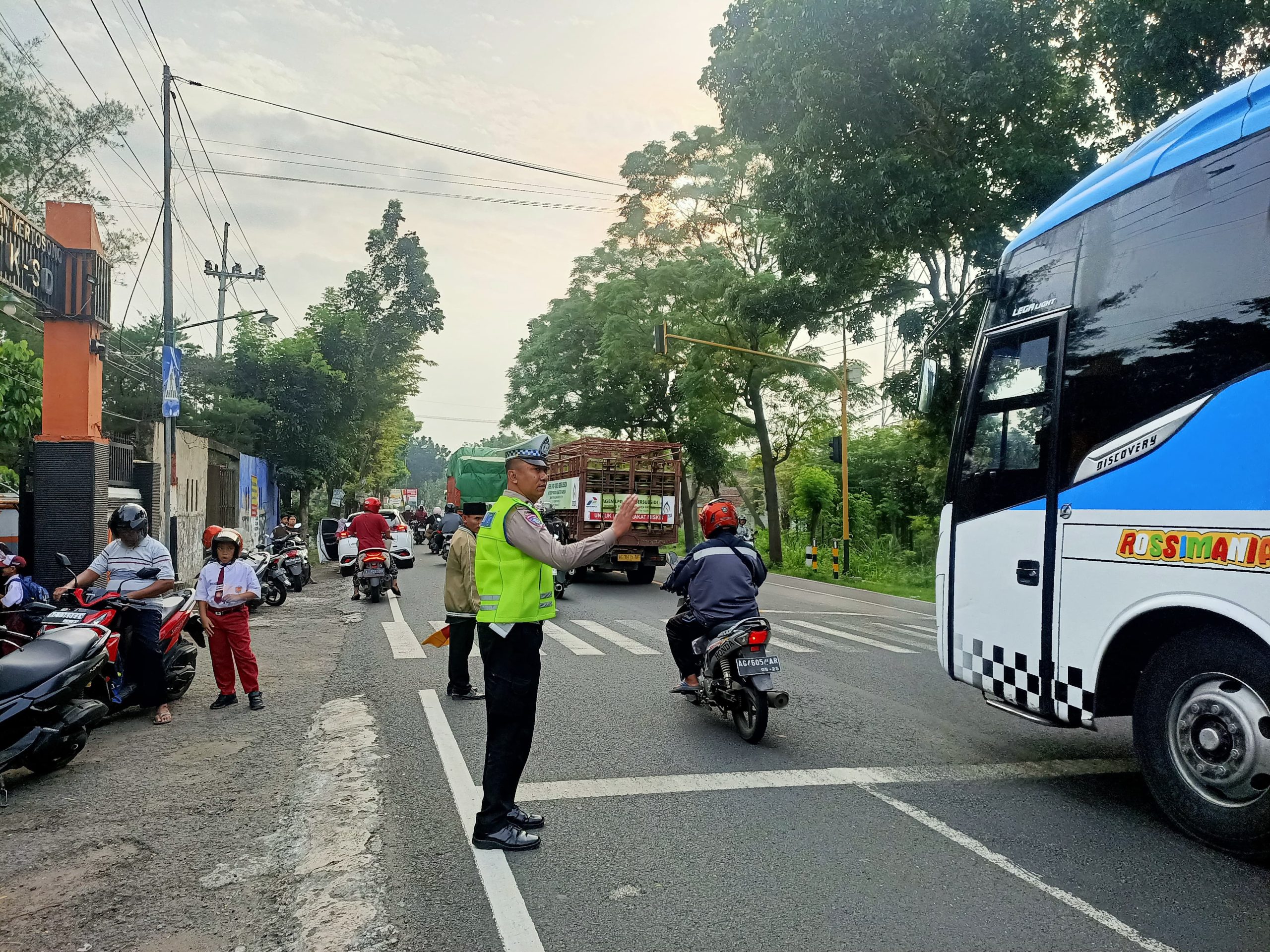Giat Gaktur Pagi Polsek Kertosono Bantu Penyeberangan Masyarakat