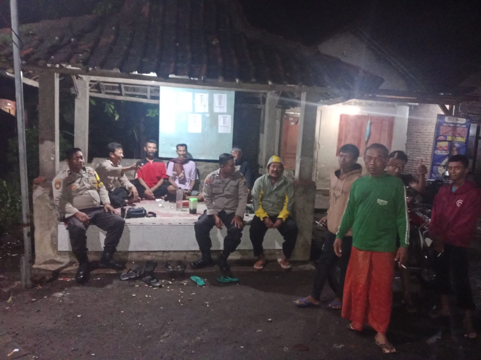 Cegah Aksi Pencurian, Polsek Warujayeng Gelar Patroli di Pemukiman Desa Kampungbaru