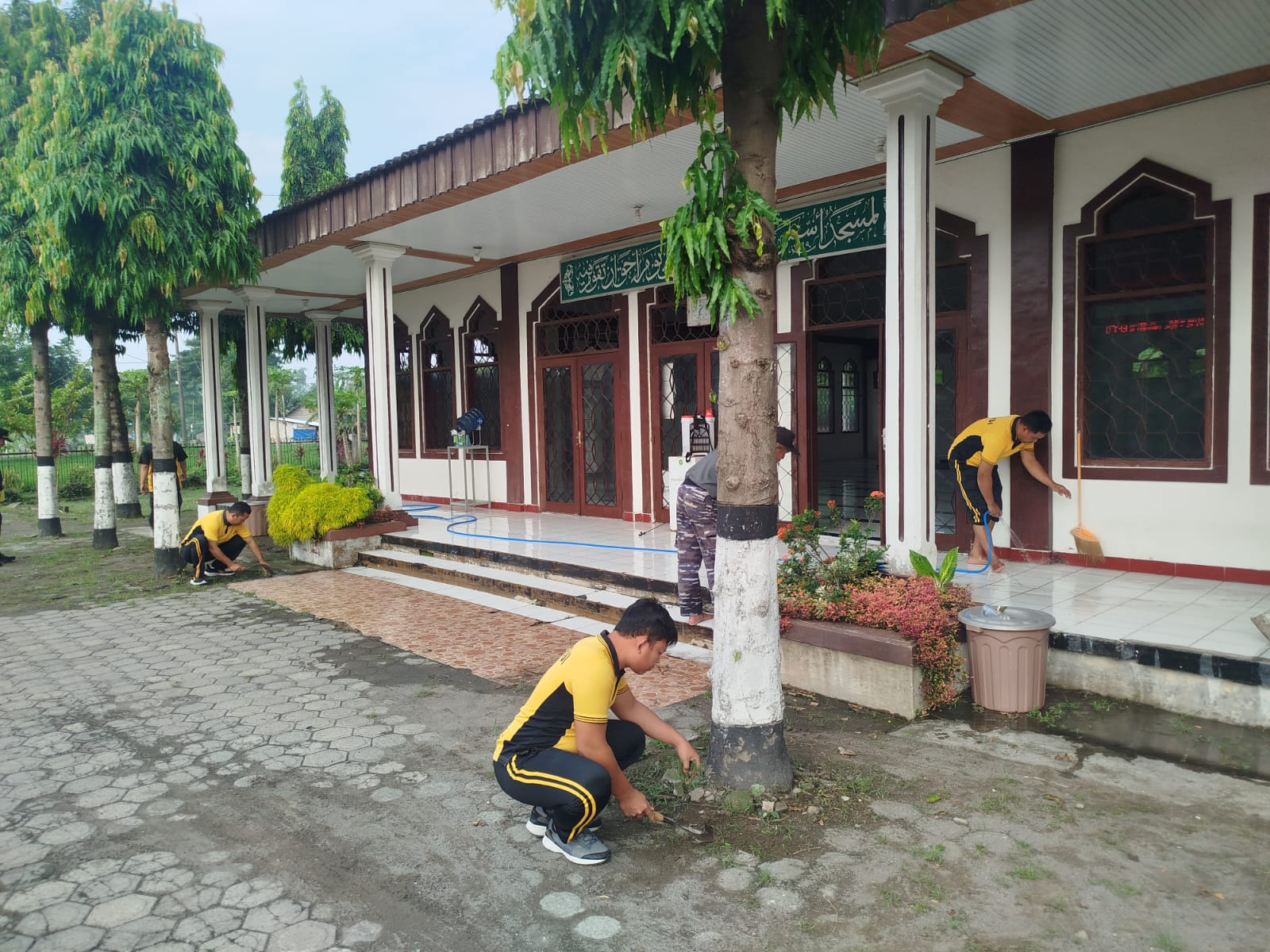 Sambut Ramadhan, Personel Polres Nganjuk Polsek Jatikalen Kerja Bakti Bersihkan Masjid Baiturrahman