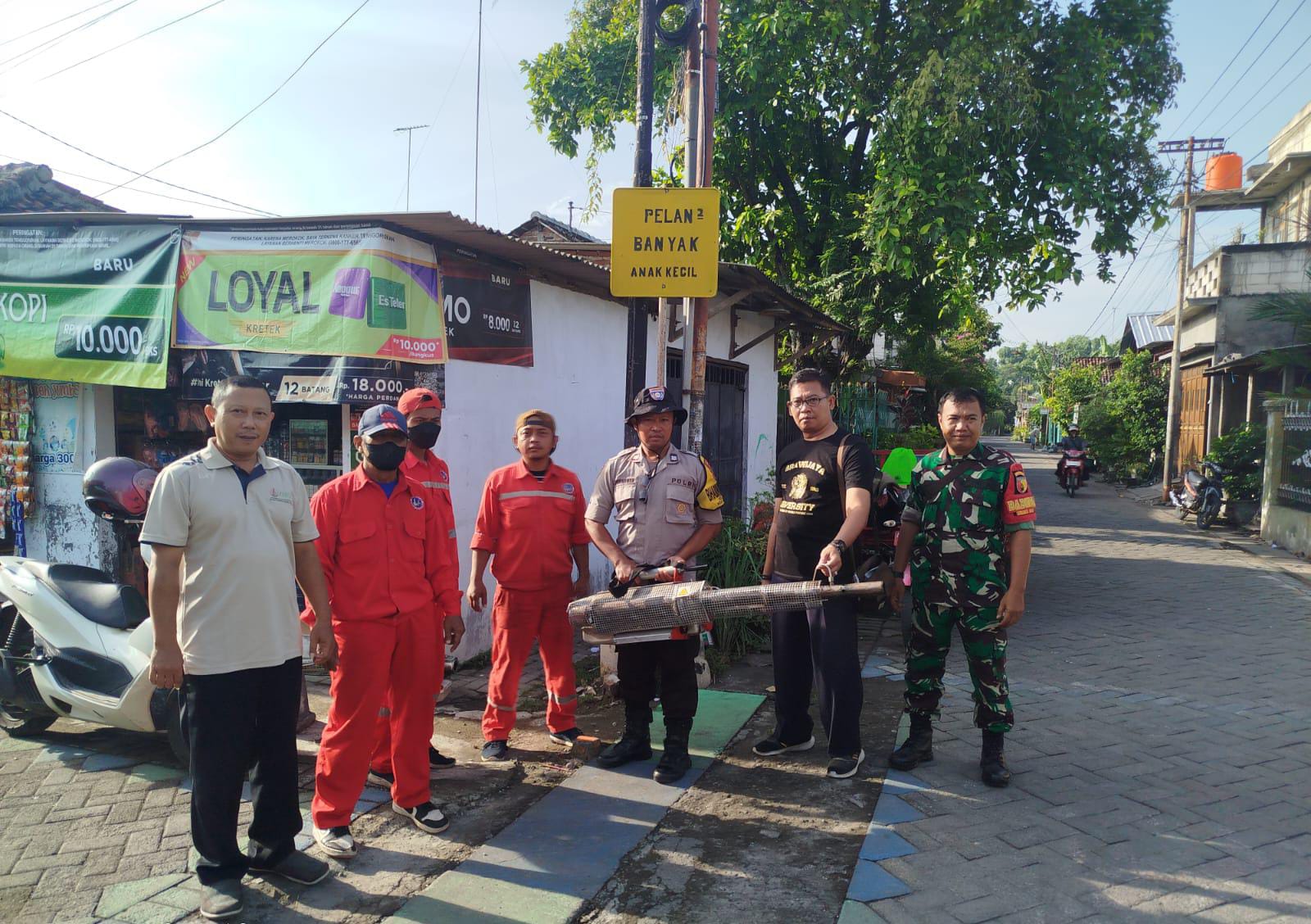 Antisipasi Wabah DBD, Bhabinkamtibmas Polsek Nganjuk Kota Bersama 3 Pilar dan Puskesmas Gencarkan Fogging di Kelurahan Ploso
