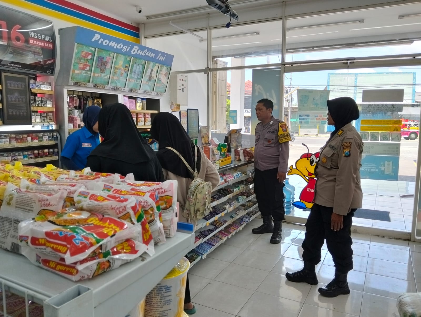 Antisipasi Curanmor anggota Polsek Kertosono Berikan Himbauan Kamtibmas saat Patroli Toko Swalayan