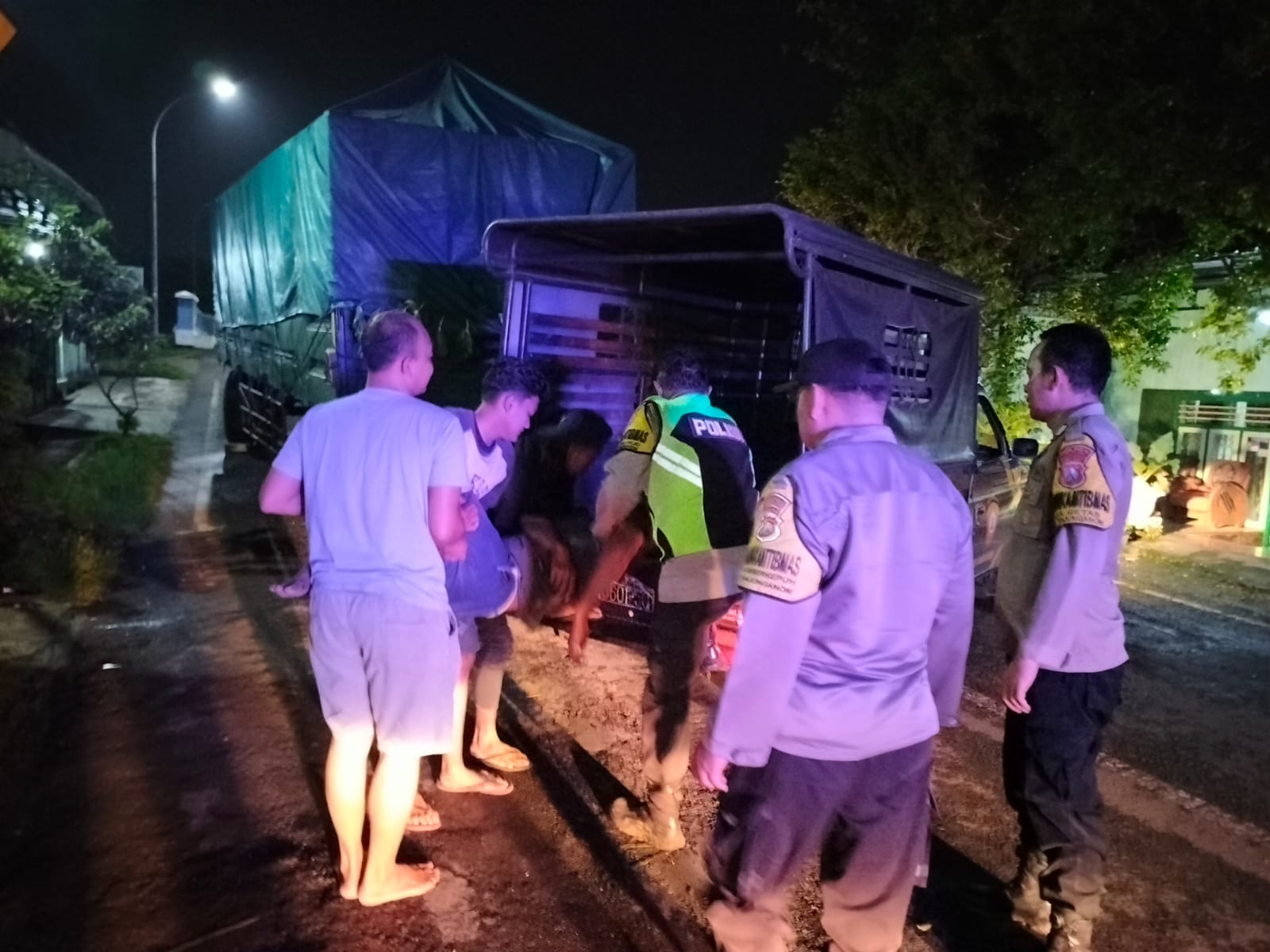 Polisi Warujayeng Evakuasi Korban Kecelakaan di Jembatan Jetis Tanjunganom