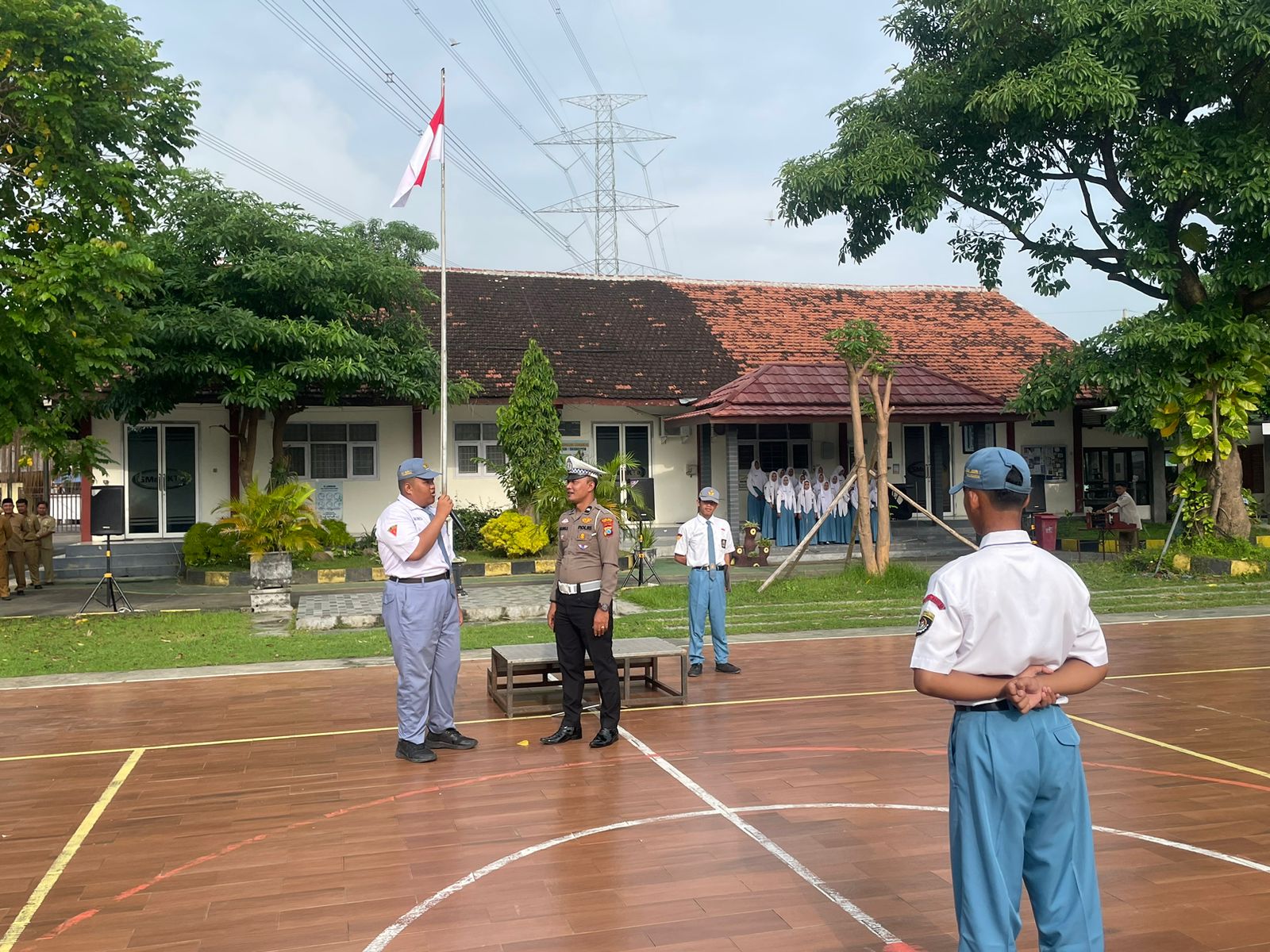 Polsek Warujayeng Sosialisasikan Kenakalan Remaja dan Lalu Lintas Pada Upacara Bendera di SMK Negeri 1 Tanjunganom