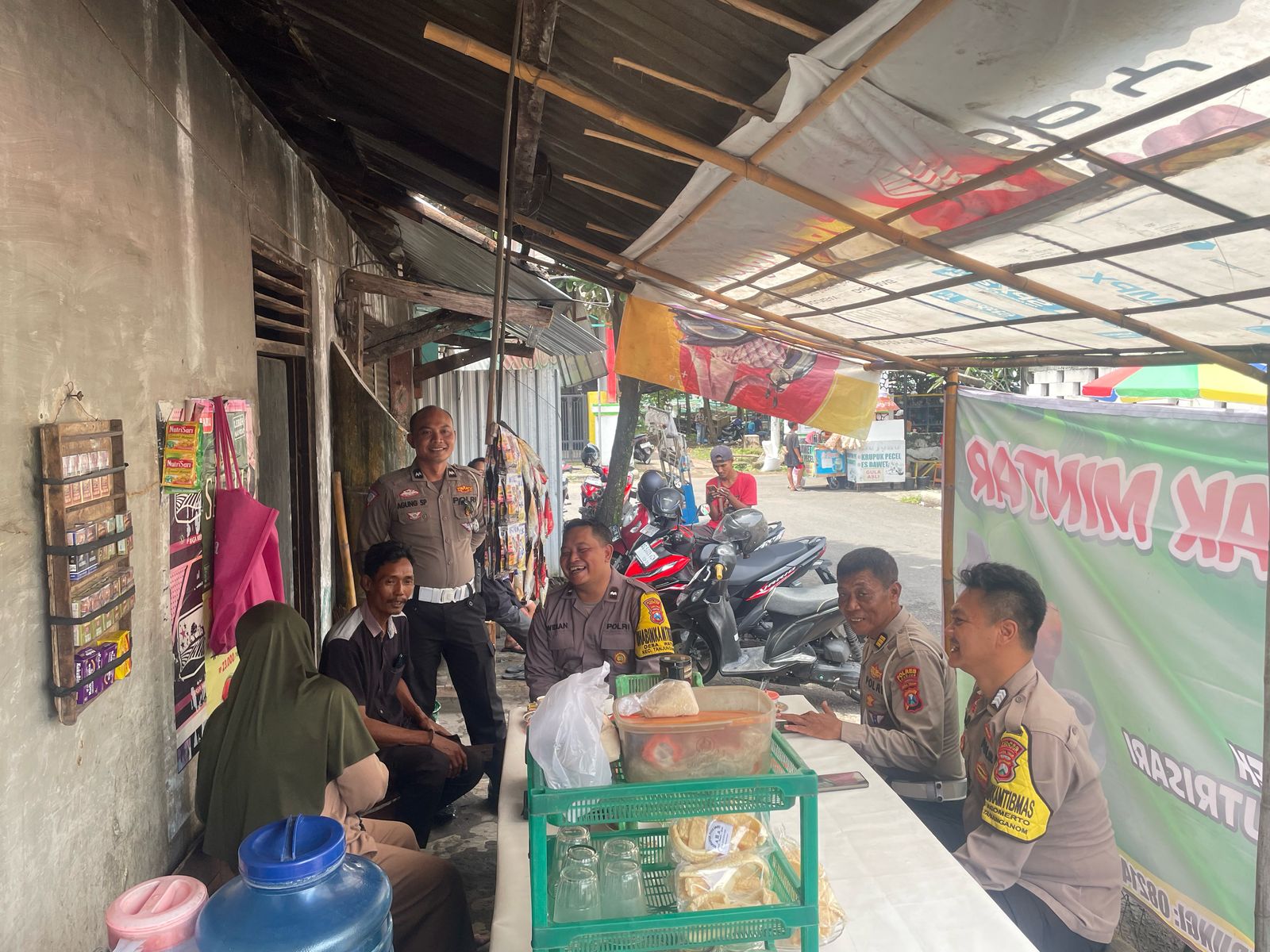 Kanit Lantas Polsek Warujayeng Sosialisasikan Operasi Keselamatan Semeru 2025 di Pasar