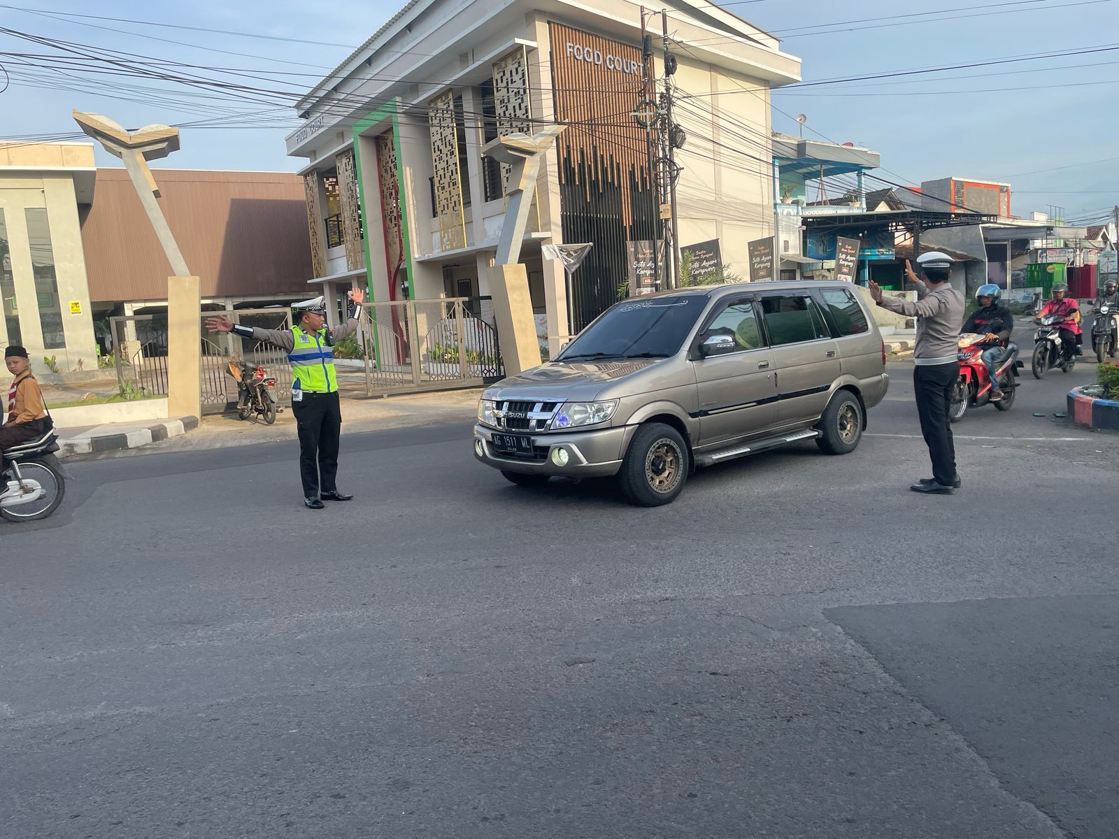 Personel Polsek Warujayeng Turun ke Jalan Lakukan Pengaturan Lalu Lintas