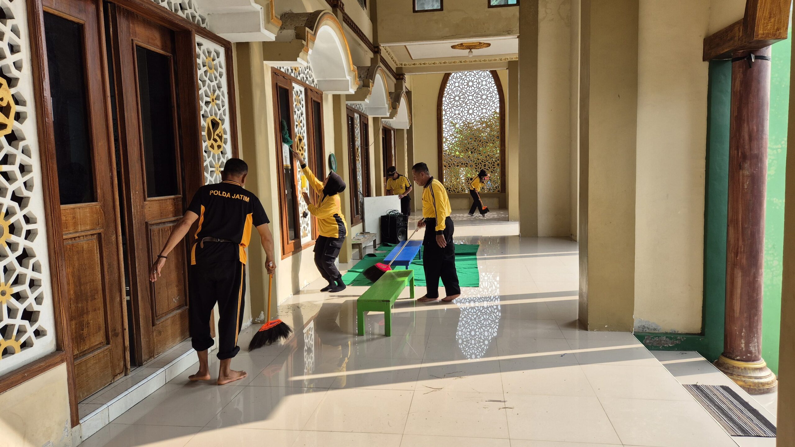 Polsek Kertosono Gelar Kerja Bakti di Masjid Al-Hidayah