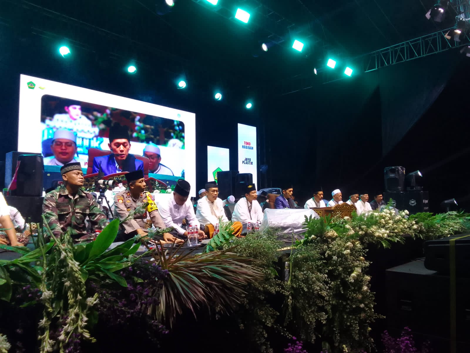 Kapolsek Warujayeng Hadiri Ngaji dan Sholawat Bersama Gus Iqdam di Sidoharjo