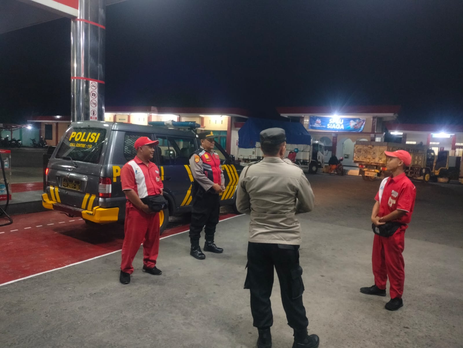 Patroli Samapta Polsek Kertosono Berikan Himbauan Kamtibmas saat Patroli di SPBU