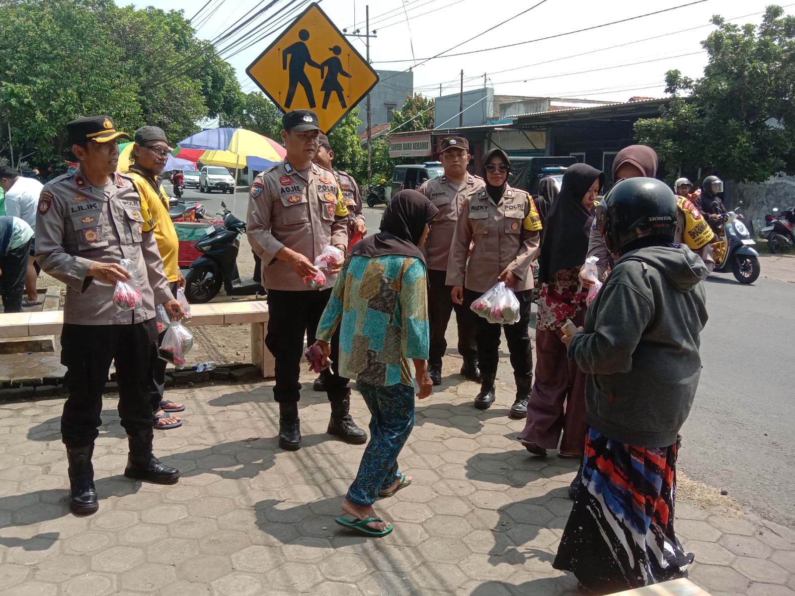 Jelang Ramadhan, Kolsek Warujayeng Bagikan Bunga kepada Peziarah di Makam Kampungbaru
