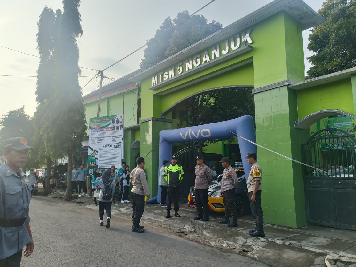 Polsek Nganjuk Kota Berikan Pengamanan dan Pengawalan Rute Kegiatan Jalan Santai HUT ke-47 MTsN 5 Nganjuk