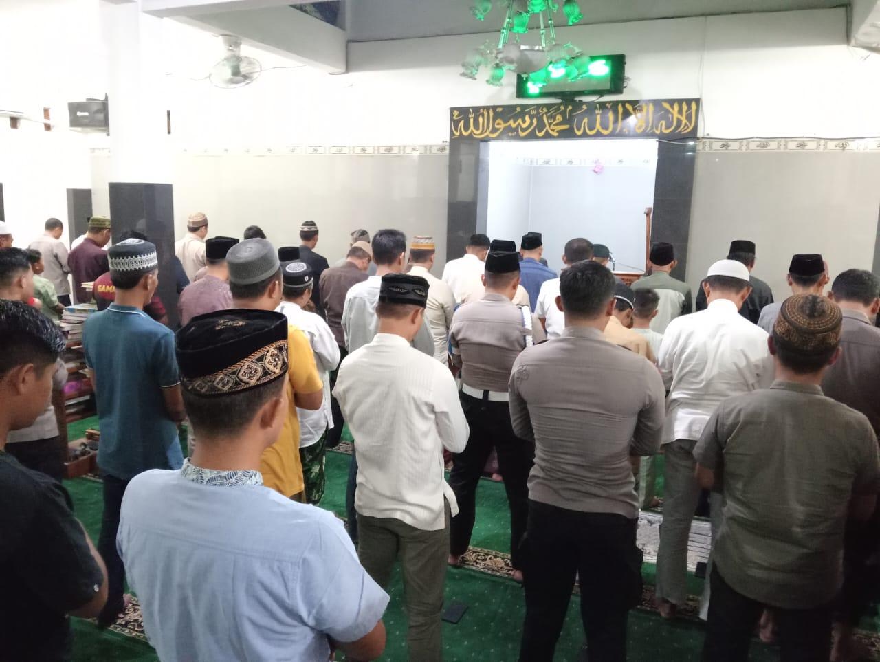 Polres Nganjuk Gelar Sholat Tarawih Berjamaah, Dilanjutkan Ceramah dan Tadarus Al-Qur’an