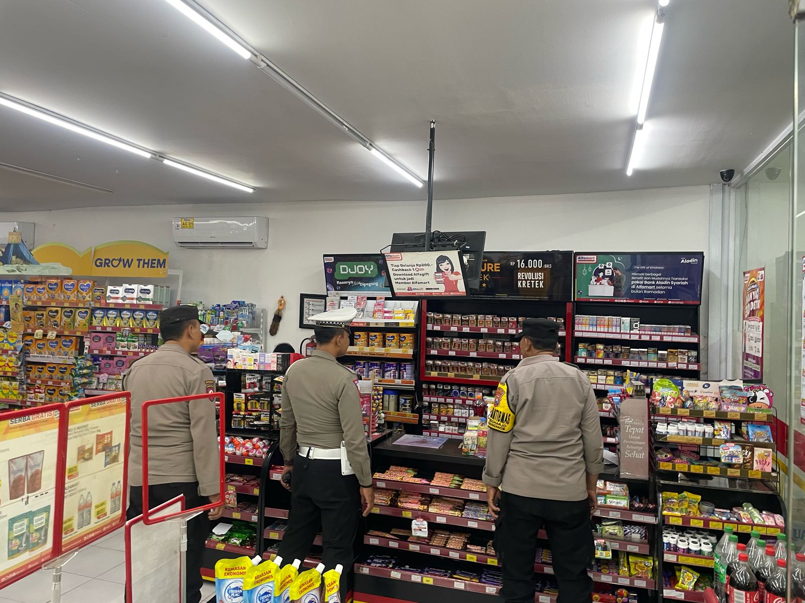 Polsek Warujayeng Gelar Patroli Malam di Alfamart untuk Cegah Gangguan Kamtibmas