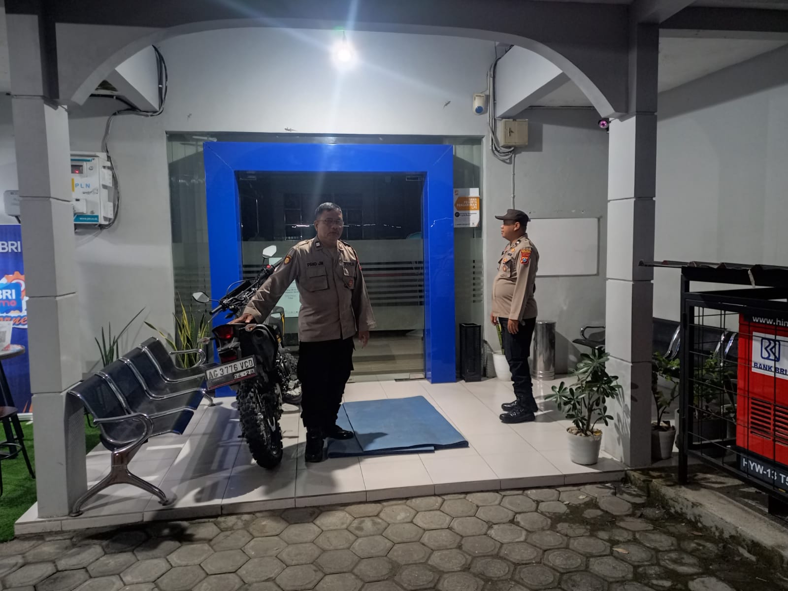 Persempit Gerak Pelaku Kejahatan di Bulan Suci Ramadhan , Patroli Polsek Jatikalen Sambangi Bank BRI Unit Jatikalen