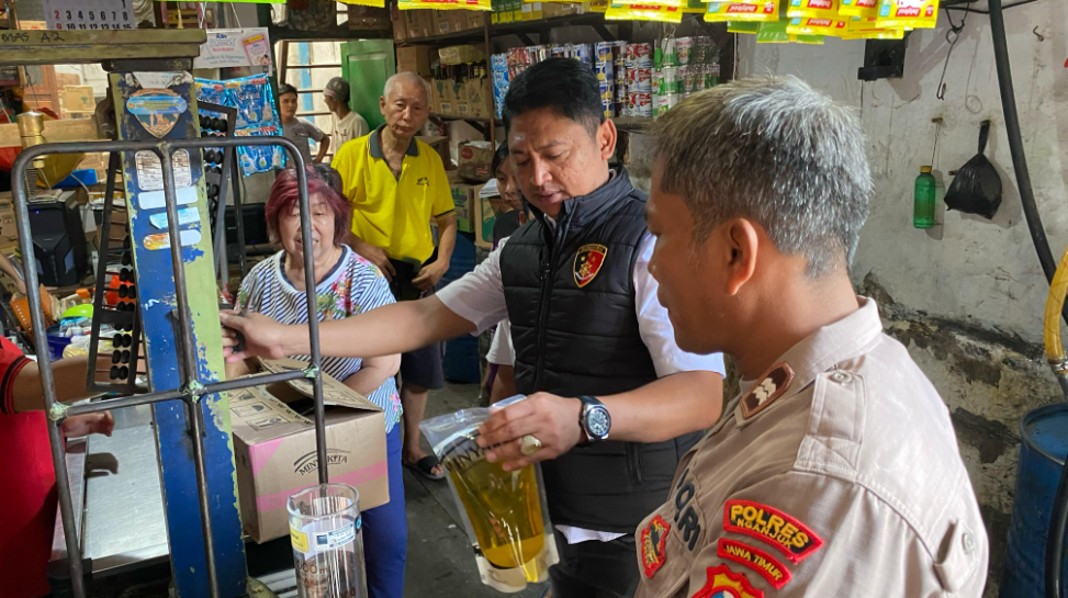 Sidak Satgas Pangan Polres Nganjuk Temukan Minyak Goreng Kemasan Berkurang Isi