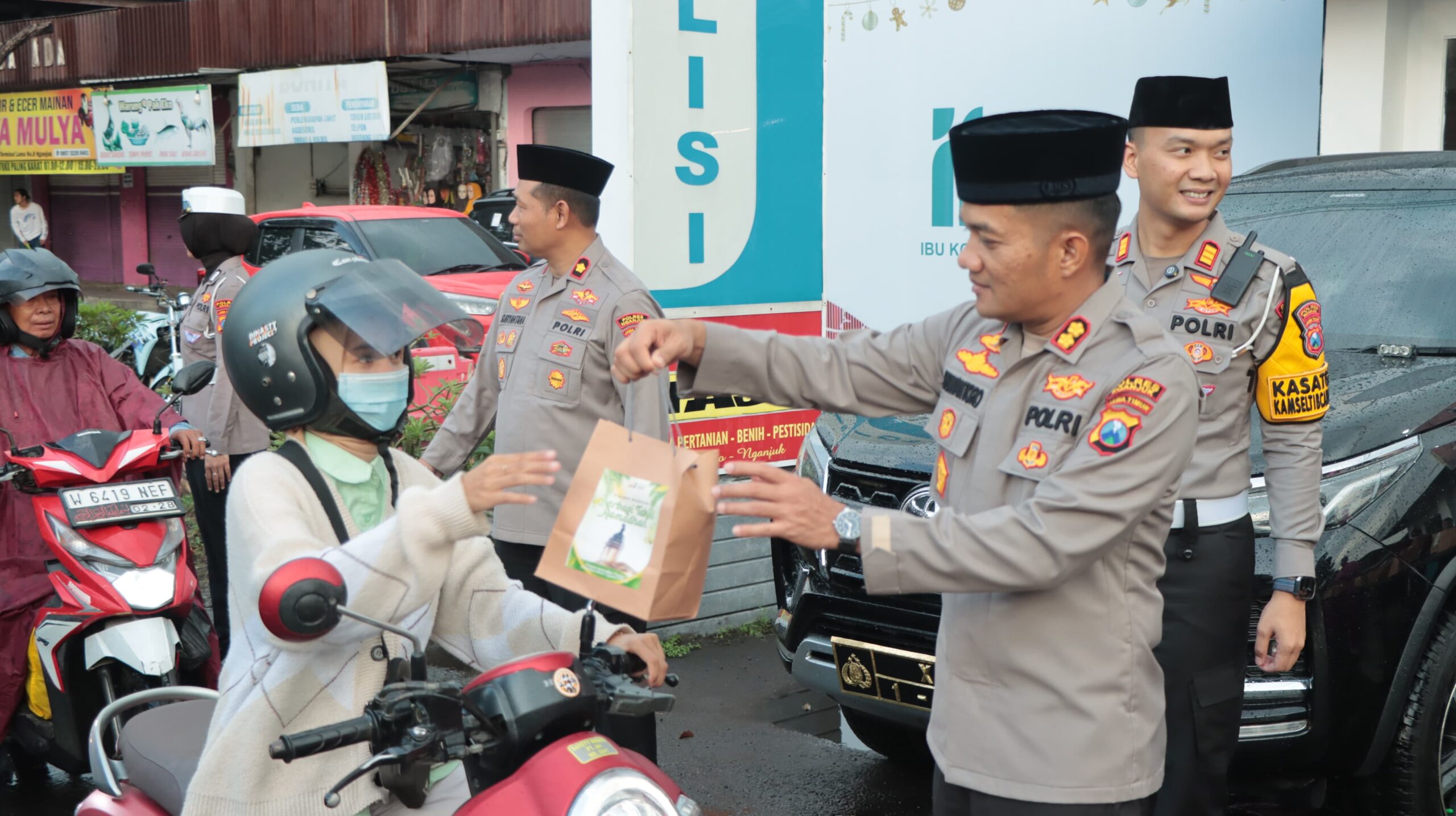 Berkah Ramadan, Kapolres Nganjuk dan Bhayangkari Bagikan Ratusan Takjil di depan Pos Pujahito