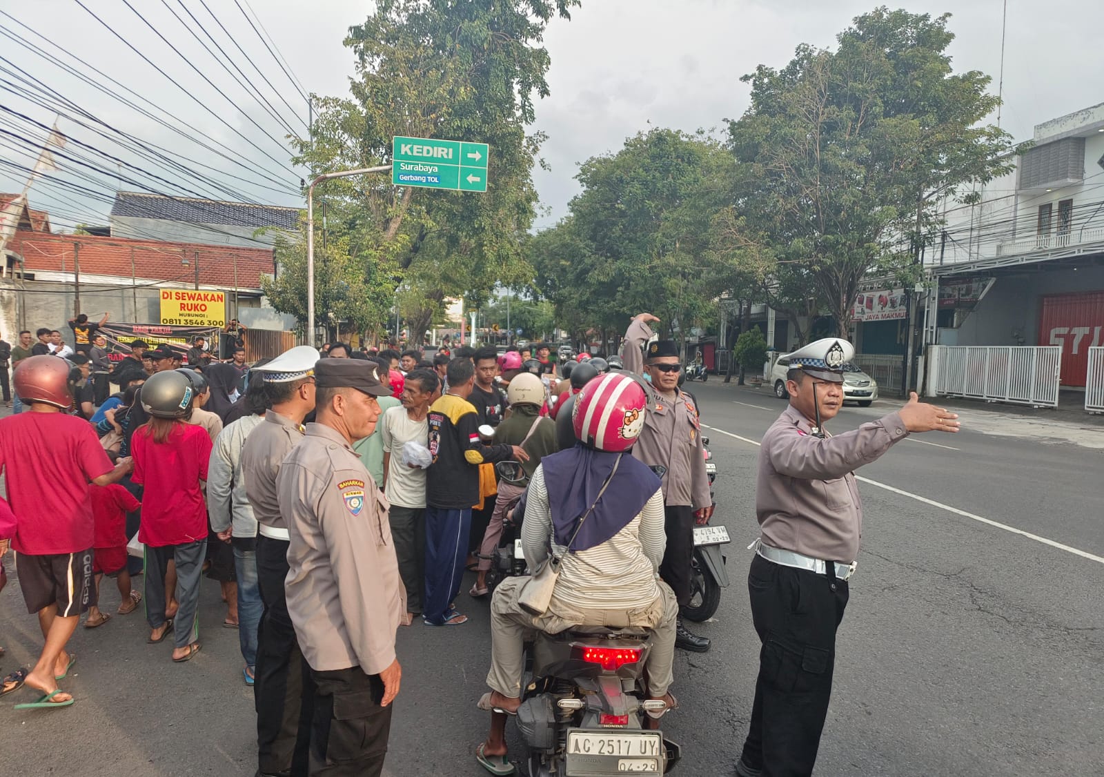 Pengaman Pembagian Takjil Oleh Personil Gabungan Polsek Nganjuk dan Polsek Nganjuk Kota