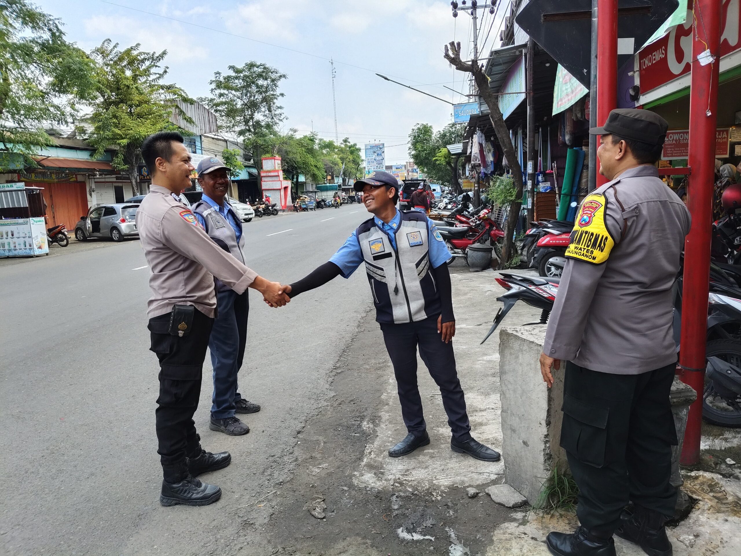 Cegah Curanmor, Regu Patroli Polsek Warujayeng Beri Himbauan Petugas Parkir