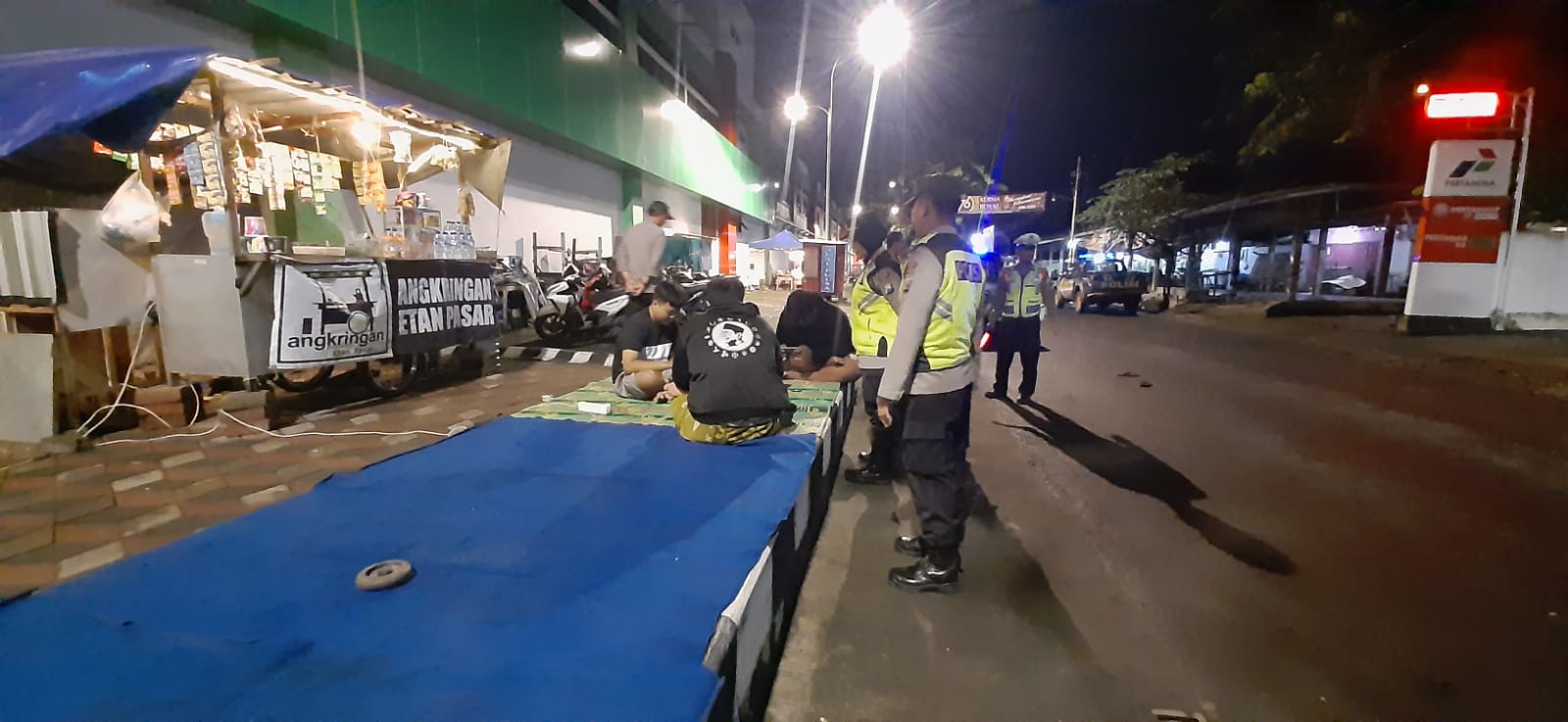 Cegah Tindak Kejahatan Jelang Sahur Polsek Kertosono Melaksanakan Patroli Pemukiman