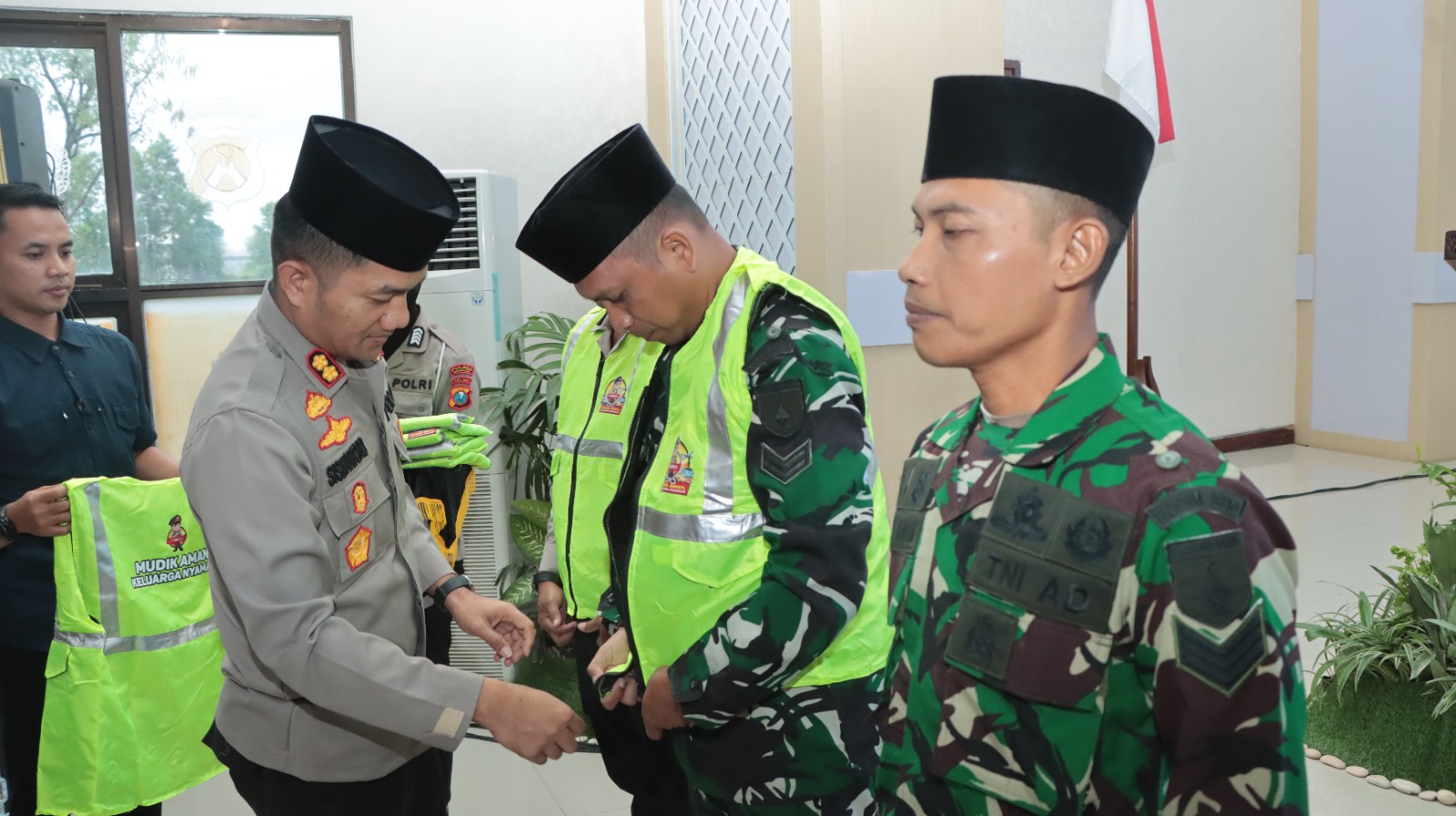 Polres Nganjuk Gelar Silaturahmi Kamtibmas dan Bagikan Rompi Keselamatan Mudik Aman, Keluarga Nyaman