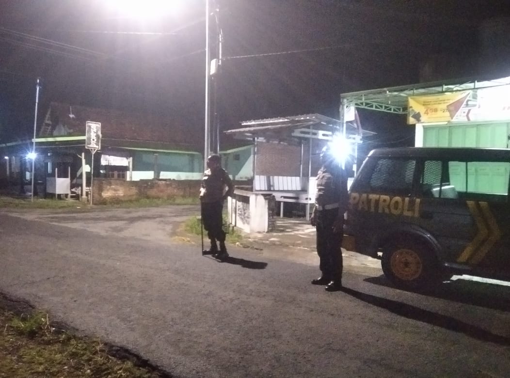 Cegah Tindak Kejahatan Jelang Sahur Polsek Kertosono Melaksanakan Patroli Pemukiman