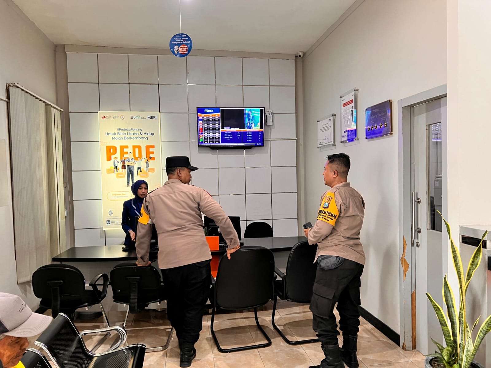 Polsek Jatikalen Patroli ke Unit BRI untuk cegah tangkal gangguan Kamtibmas serta berikan rasa aman bagi warga di Bulan Suci Ramadhan