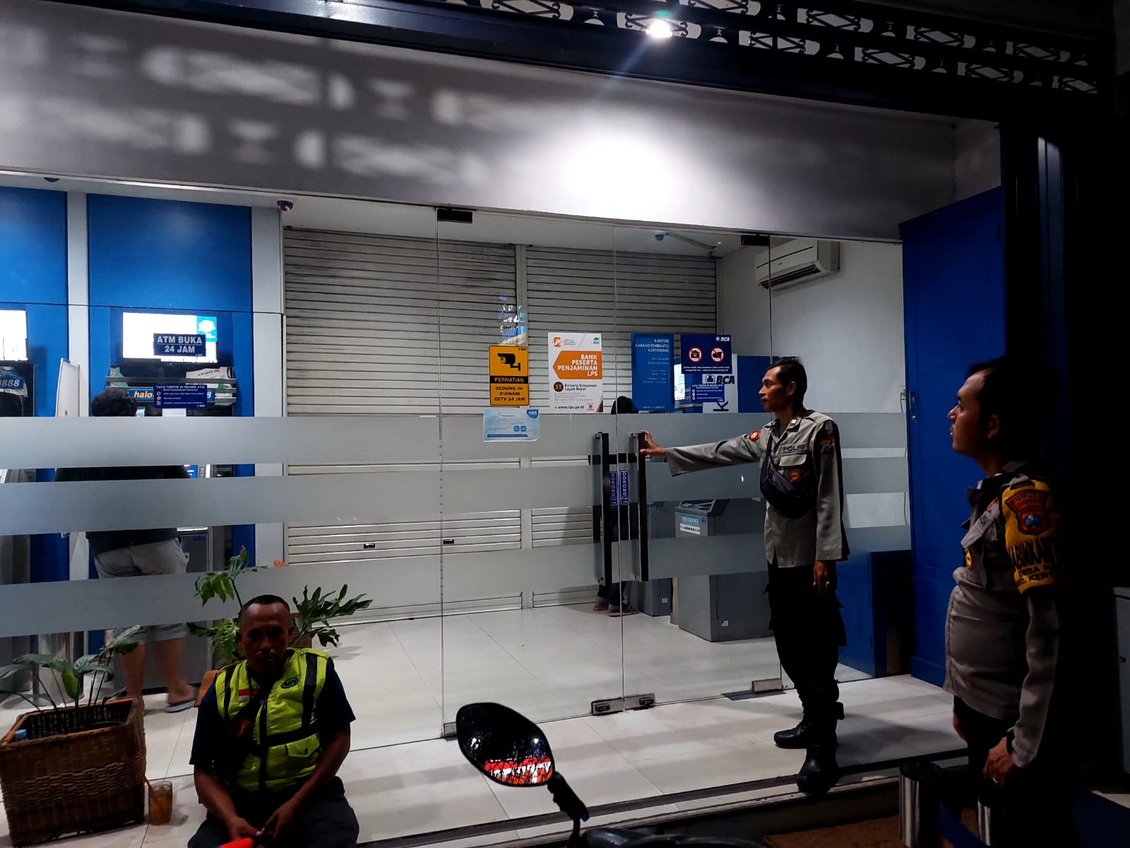 Polsek Kertosono Berikan Himbauan Kamtibmas saat Patroli di ATM Bank BCA