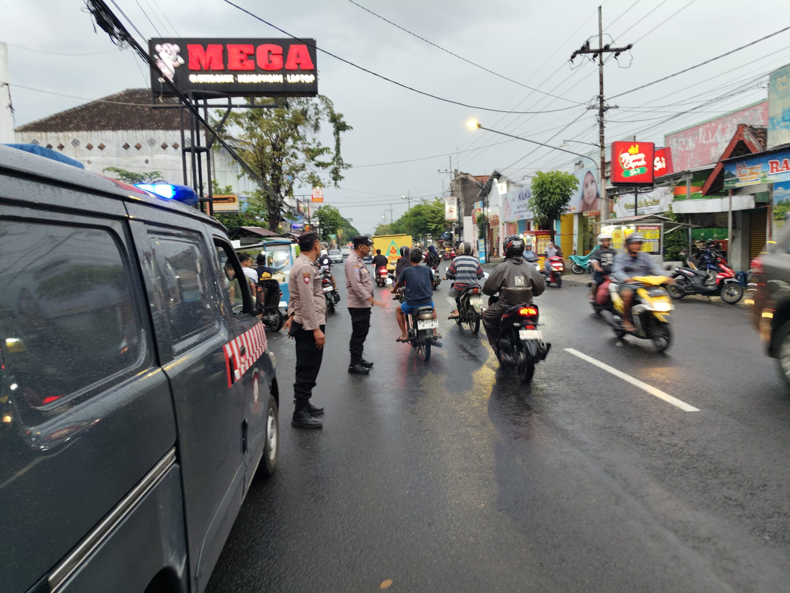 Personel Polsek Warujayeng Turun ke Jalan Urai Kepadatan Lalu Lintas Saat Ngabuburit