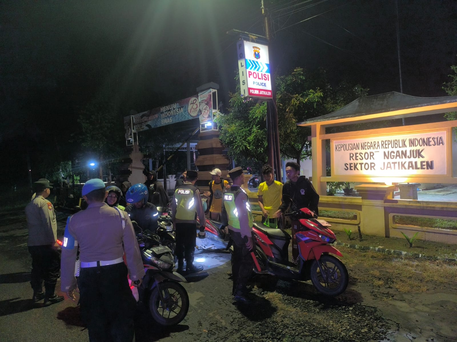 Patroli Rayonisasi, Polsek Jatikalen dan Polsek Patianrowo Gelar Patroli Bersama