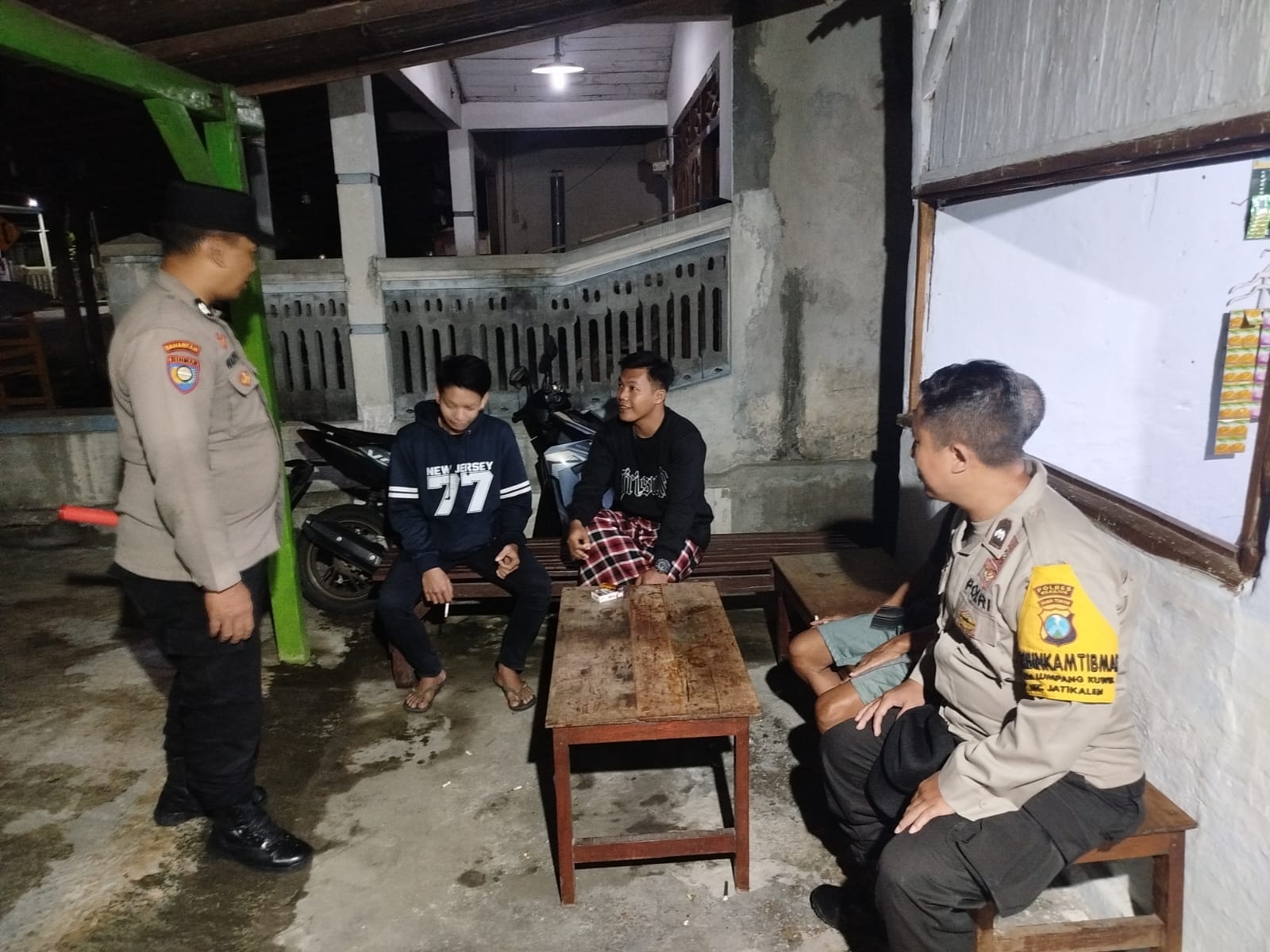 Patroli Malam Polsek Jatikalen Antisipasi Kejahatan dan Dialogis Dengan Pemuda