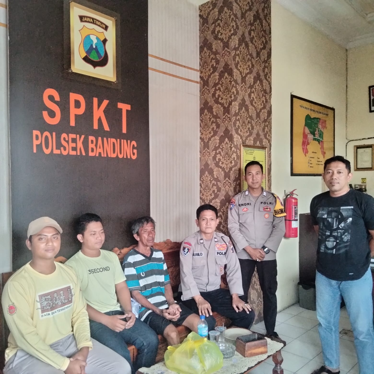 Bhabinkamtibmas Polsek Rejoso Jemput Warga Hilang di Polsek Bandung Tulungagung