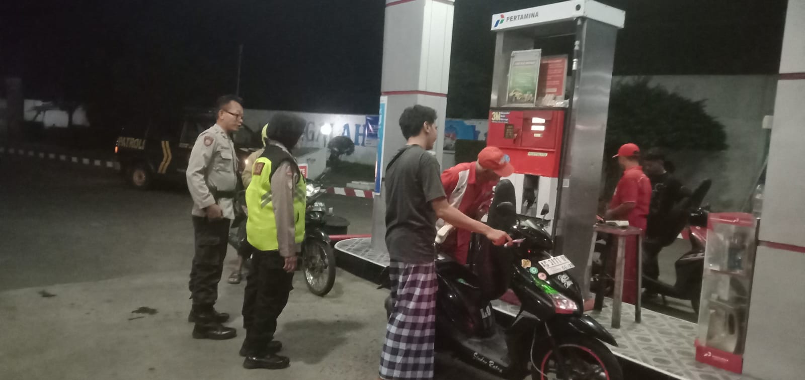Patroli Samapta Polsek Kertosono Berikan Himbauan Kamtibmas saat Patroli di SPBU
