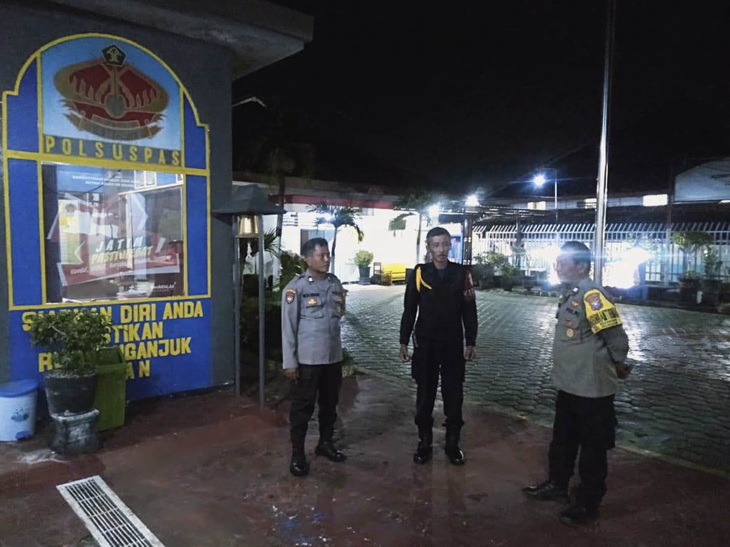 Polsek Nganjuk Kota Laksanakan Giat Tilik Sambang di Rutan Kelas IIB Nganjuk Selama Ramadan untuk Pengamanan Salat Isya dan Tarawih