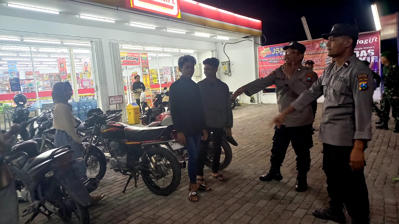 Brikan Rasa Aman, Polsek Jatikalen Gelar Patroli Dialogis dengan Pemuda Di Malam Hari
