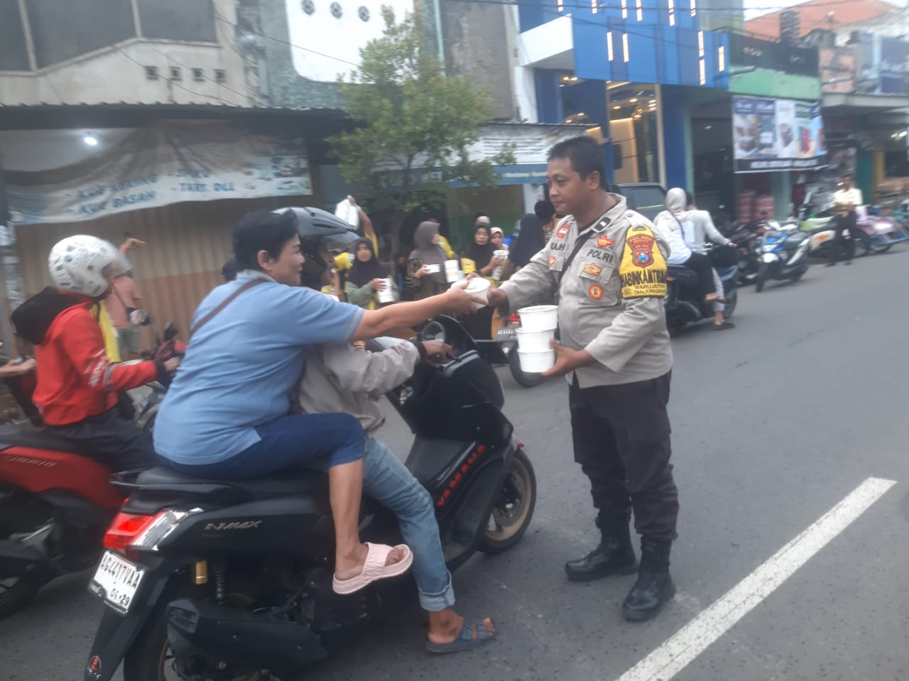 Jelang Maghrib, Personel Polsek Warujayeng Amankan Giat Bagi Takjil Ramadhan