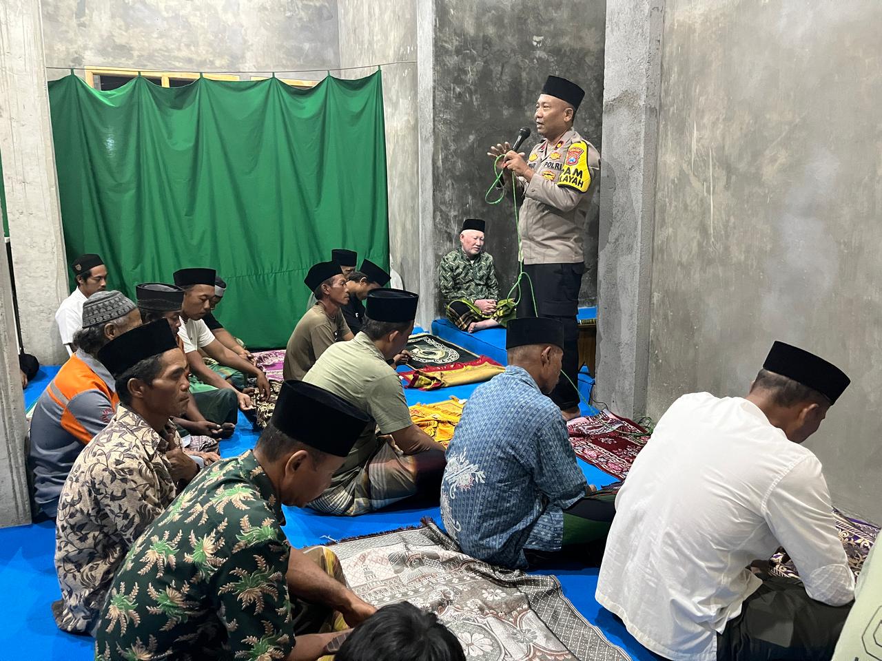 Kapolsek Nganjuk Kota Bersama Tiga Pilar Desa Kedungdowo Laksanakan Tarawih Keliling di Masjid Sabilul Huda