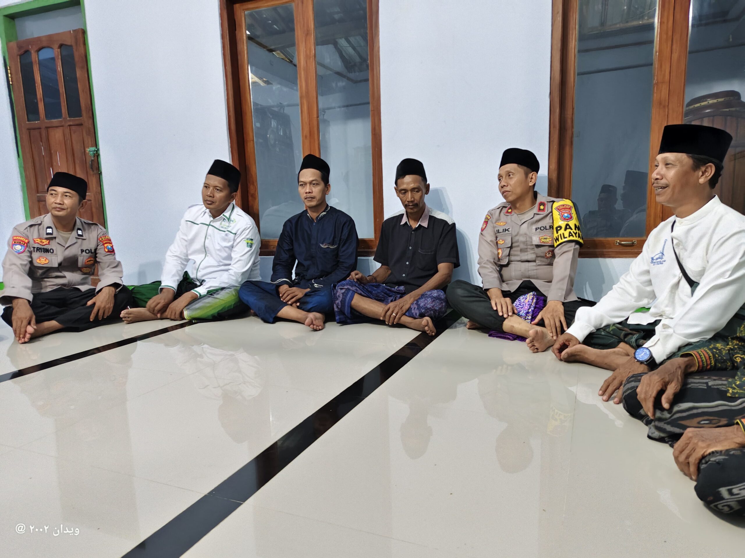 Kapolsek Warujayeng Gelar Safari Tarawih dan Silaturahmi dengan Warga Wates