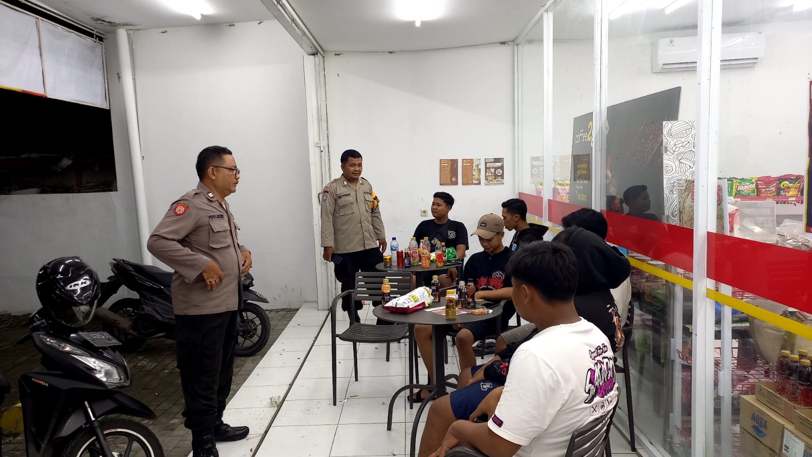 Patroli Polsek Jatikalen dialogis Sambangi pemuda yang nongkrong di Alwi Mart di malam hari