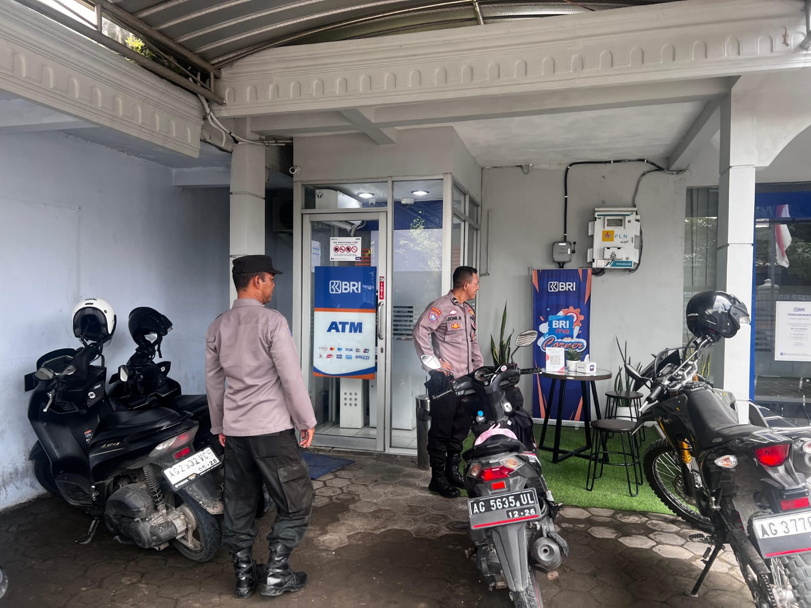 Patroli dialogis berikan himbauan kamtibmas di Perbankan BRI unit Jatikalen