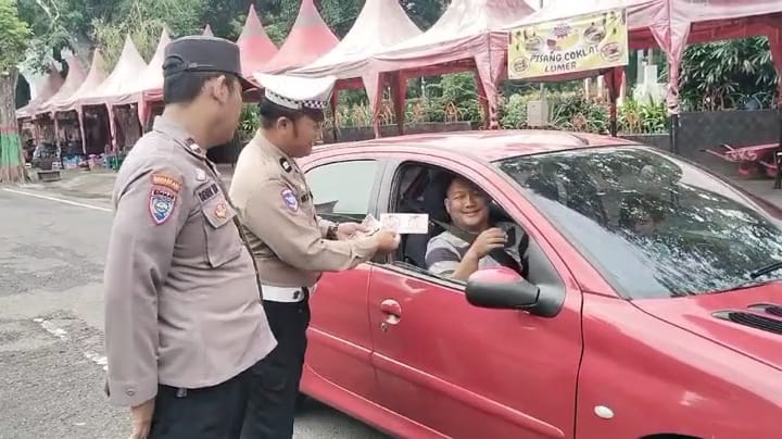 Polsek Nganjuk Kota Sosialisasikan Keselamatan Mudik, Bagikan Stiker Hotline Polri 110