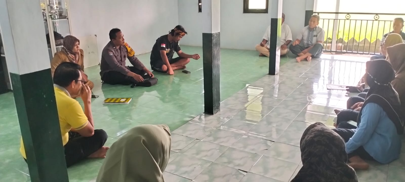 Bhabinkamtibmas Polsek Nganjuk Kota Bersama Tiga Pilar Sambangi Warga Berikan Himbauan Kamtibmas di Bulan Suci Ramadhan
