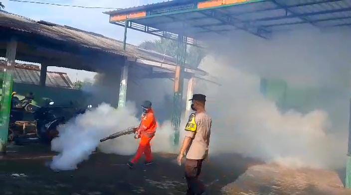 Cegah Penularan DBD, Bhabinkamtibmas Polsek Nganjuk Kota Bersama 3 Pilar dan Puskesmas Gelar Fogging di SDN 1 Ploso