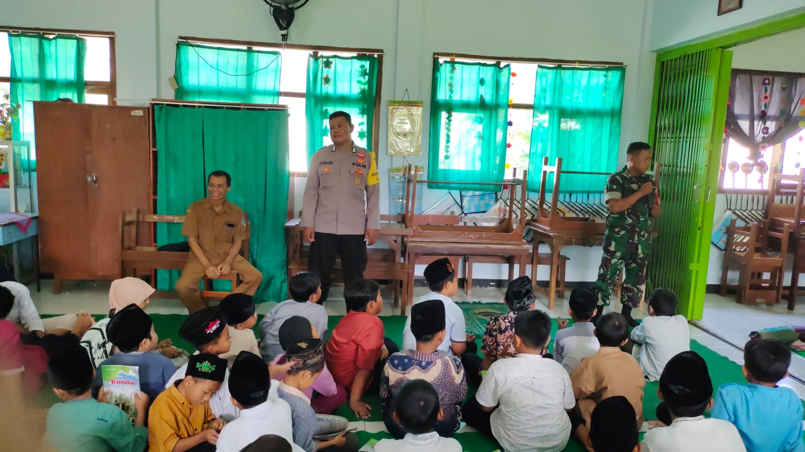 Bhabinkamtibmas dan Babinsa Kelurahan Bogo Nganjuk Berikan Penyuluhan Kedisiplinan Saat Kegiatan Pondok Ramadhan SDN 1 Bogo