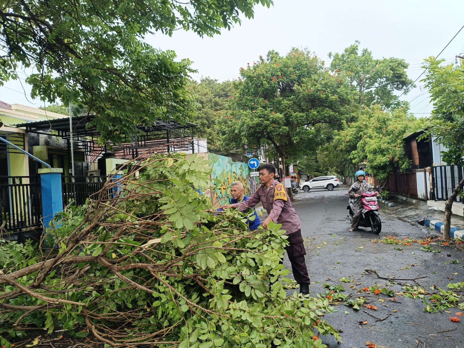 Polsek Nganjuk Kota Bersama BPBD Evakuasi Pohon Tumbang Akibat Cuaca Ekstrem