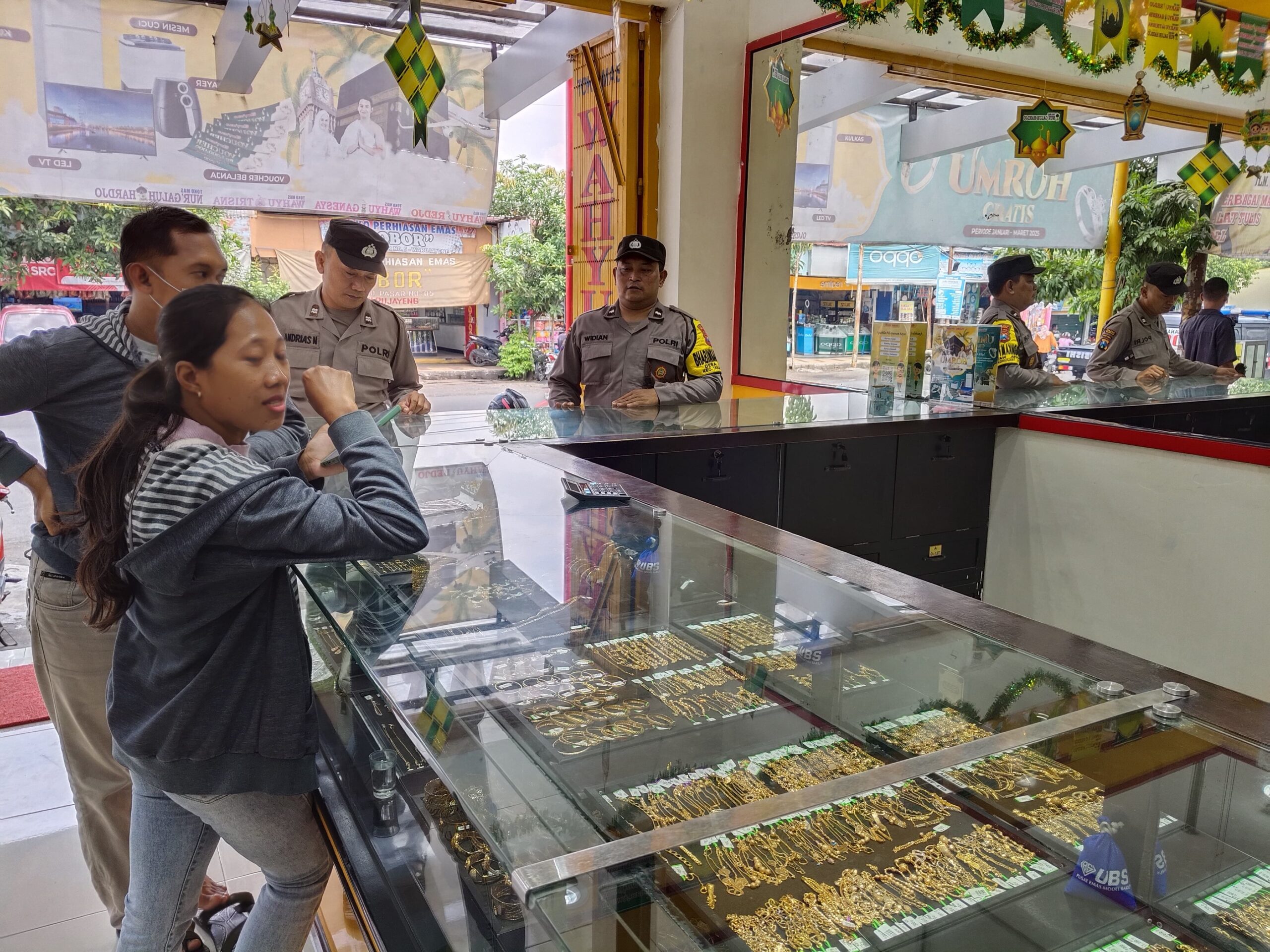 Polsek Warujayeng Tingkatkan Patroli Toko Perhiasan Saat Ramadhan