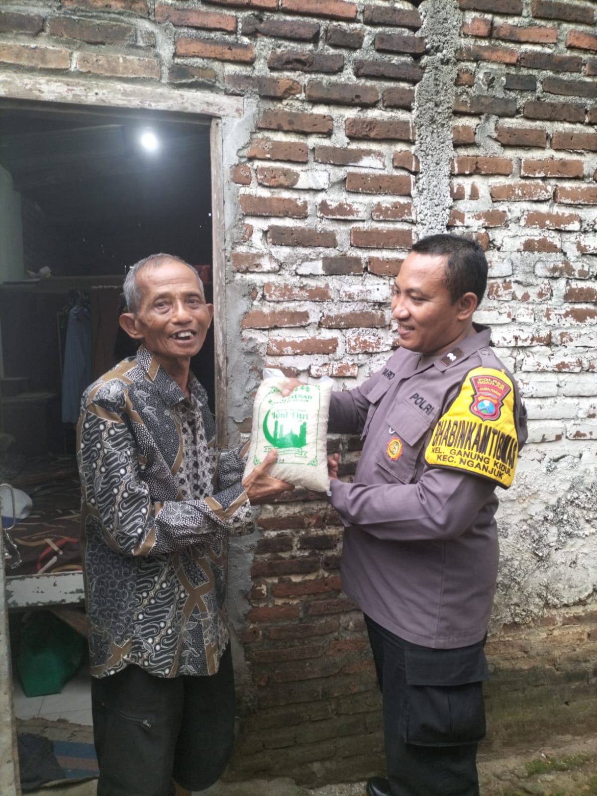 Bhabinkamtibmas Polsek Nganjuk Kota Serentak Salurkan Zakat Fitrah Polres Nganjuk kepada Fakir Miskin