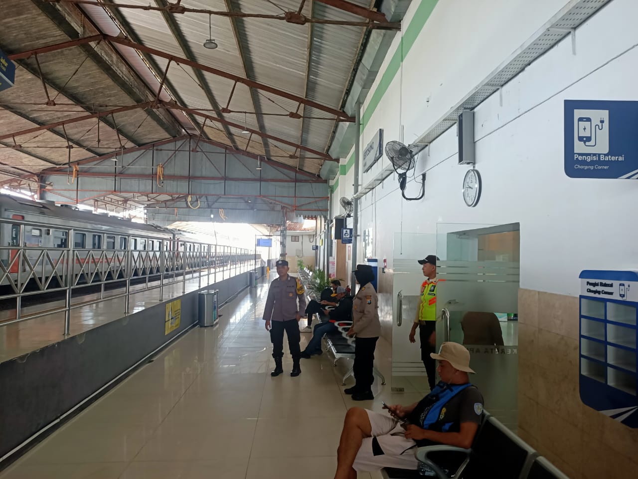 Libur Lebaran Polsek Kertosono Patroli di Stasiun Kereta Api Kertosono