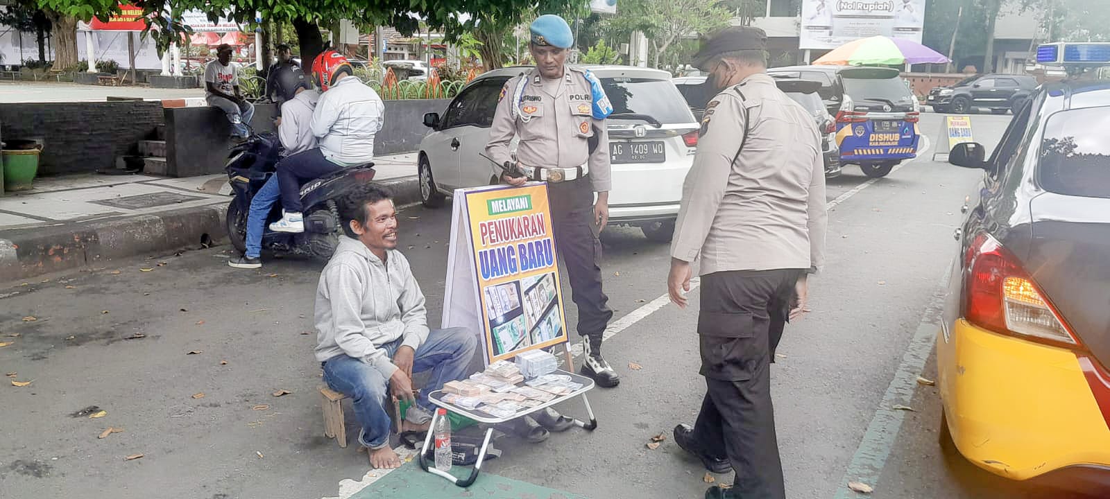 Antisipasi Aksi Kriminalitas, Patroli KRYD Polsek Nganjuk Kota Lakukan Himbauan Kepada Jasa Penukaran Uang Baru